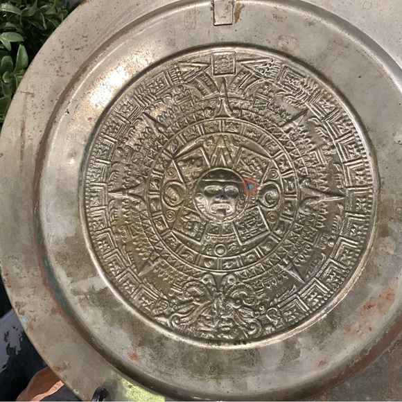 Vintage - Mayan / Aztec Calendar Wall Hang - Silver or Brass with Abalone Shell - Picture 5 of 9